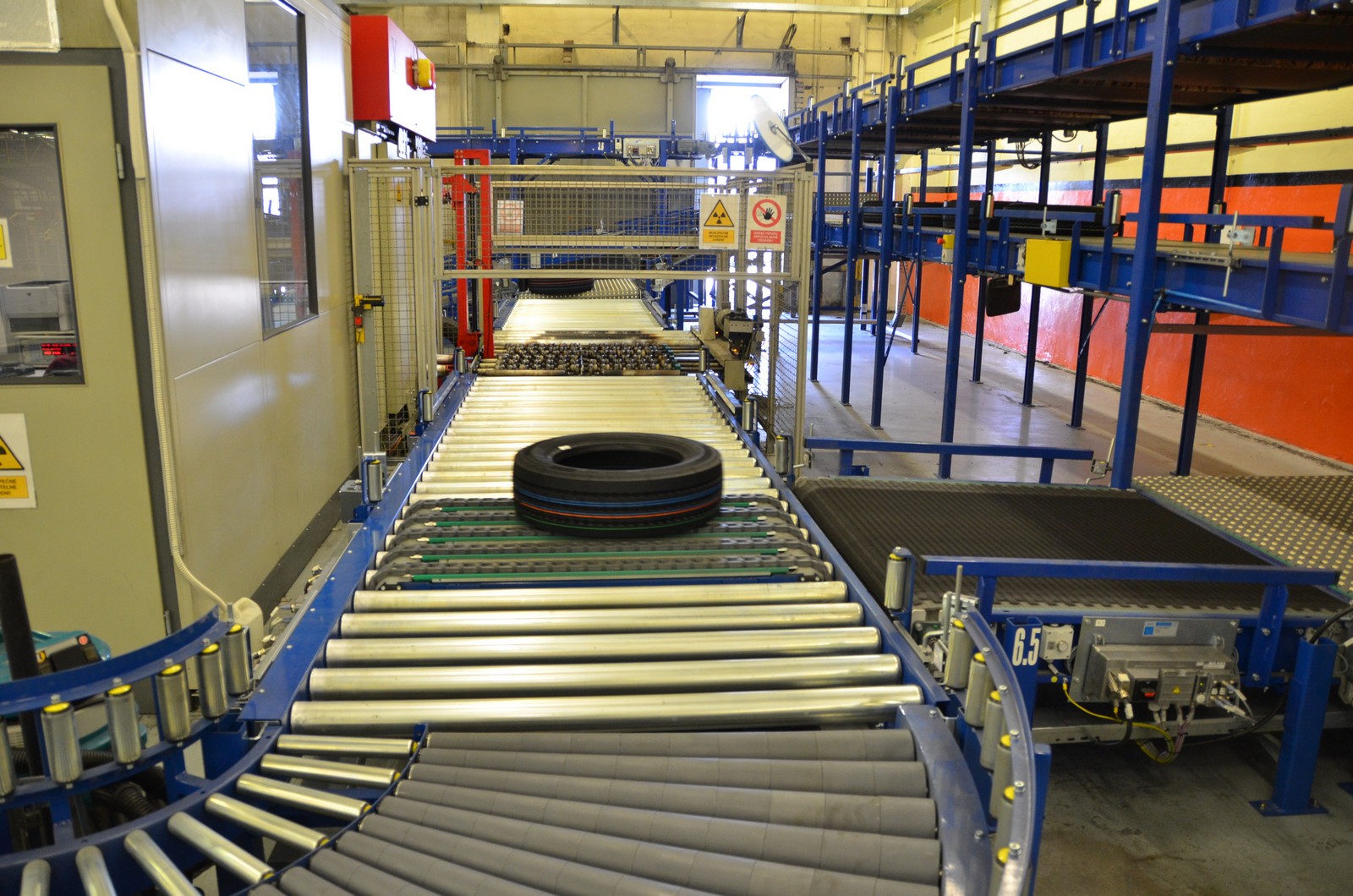 TMT_roller_conveyor_for_tyres.jpg